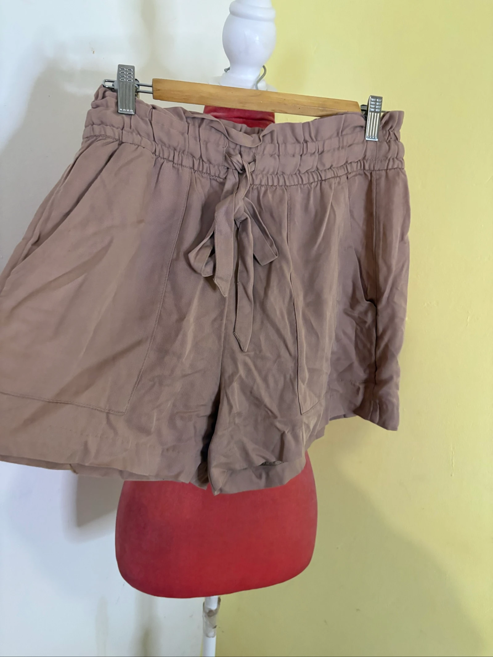 Shorts Paperbag Taupe com Cintura Elástica e laço